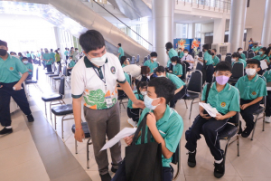 มรท. เปิดมหาวิทยาลัยให้บริการฉีดวัคซีน Covid-19 เข็ม 2 แก่นักเรียนจากสถานศึกษาต่าง ๆ ในเขต อ.เมืองลพบุรี