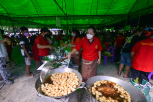มรท.ร่วมพิธีทำบุญทอดกฐินวัดมะปรางหวาน