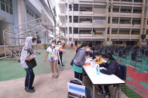 รร.สาธิต มรท. จัดตรวจ ATK คณาจารย์ บุคลากร และสุ่มตรวจนักเรียนหาเชื้อโควิด-19 เพื่อสร้างความมั่นใจรับเปิดเทอม