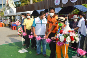 พิธีเปิดตลาด 9 เพ(ร)าะสุข