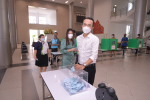 การลงคะแนนหยั่งเสียงผู้มีสิทธิเข้ารับการสรรหาให้ดำรงตำแหน่งอธิการบดี มรท.