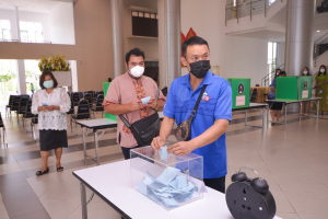 การลงคะแนนหยั่งเสียงผู้มีสิทธิเข้ารับการสรรหาให้ดำรงตำแหน่งอธิการบดี มรท.