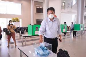 การลงคะแนนหยั่งเสียงผู้มีสิทธิเข้ารับการสรรหาให้ดำรงตำแหน่งอธิการบดี มรท.
