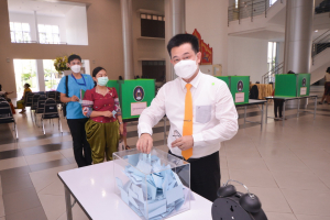 การลงคะแนนหยั่งเสียงผู้มีสิทธิเข้ารับการสรรหาให้ดำรงตำแหน่งอธิการบดี มรท.