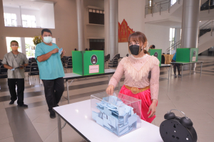 การลงคะแนนหยั่งเสียงผู้มีสิทธิเข้ารับการสรรหาให้ดำรงตำแหน่งอธิการบดี มรท.