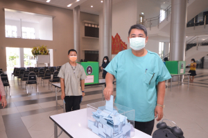 การลงคะแนนหยั่งเสียงผู้มีสิทธิเข้ารับการสรรหาให้ดำรงตำแหน่งอธิการบดี มรท.