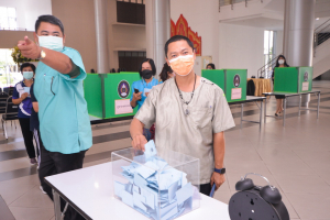 การลงคะแนนหยั่งเสียงผู้มีสิทธิเข้ารับการสรรหาให้ดำรงตำแหน่งอธิการบดี มรท.