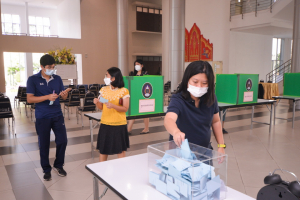 การลงคะแนนหยั่งเสียงผู้มีสิทธิเข้ารับการสรรหาให้ดำรงตำแหน่งอธิการบดี มรท.