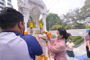งานทำบุญกลางบ้าน สืบสานประเพณีสงกรานต์