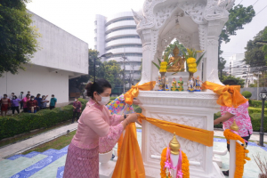 งานทำบุญกลางบ้าน สืบสานประเพณีสงกรานต์