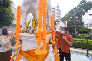 งานทำบุญกลางบ้าน สืบสานประเพณีสงกรานต์