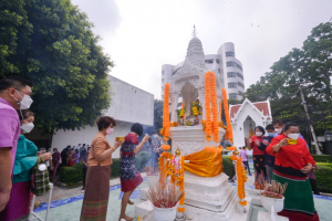 งานทำบุญกลางบ้าน สืบสานประเพณีสงกรานต์