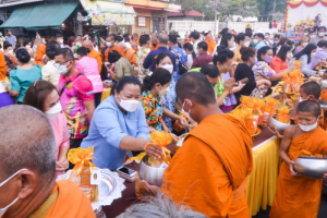 มรท.ร่วมพิธีทำบุญตักบาตรประเพณีวันสงกรานต์ ประจำปี 2565