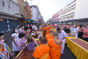มรท.ร่วมพิธีทำบุญตักบาตรประเพณีวันสงกรานต์ ประจำปี 2565