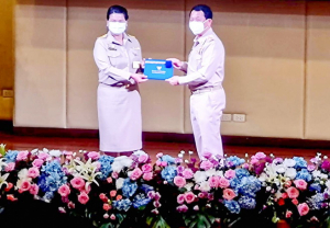 รักษาราชการแทนอธิการบดี มรท.รับรางวัลข้าราชการพลเรือนดีเด่น