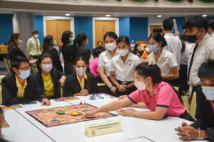 มรท.จัดพิธีมอบสื่อการจัดการเรียนการสอน ในโครงการยกระดับการเรียนรู้ในโรงเรียนเครือข่ายขนาดเล็ก จังหวัดลพบุรี สระบุรี และสิงห์บุรี พร้อมอบรมครูเรื่องการใช้สื่อสำหรับการเรียนการสอน