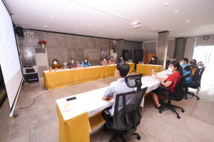 รักษาราชการแทนอธิการบดี พร้อมด้วยคณะผู้บริหาร ประชุมร่วมกับ ผู้บริหารและบุคลากรสำนักศิลปะและวัฒนธรรม