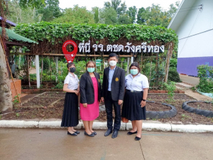 ผู้แทน มรท. นำ นศ.ฝึกประสบการณ์วิชาชีพครู เข้าแนะนำตัวในโอกาสฝึกสอนใน รร.ตชด.จ.สระแก้ว พร้อมมอบสื่อการเรียนการสอน หน้ากาก และเจลแอลกอฮอล์