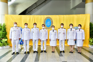 รักษาราชการแทนอธิการบดี มรท. ร่วมเฝ้ารับเสด็จฯ พระบาทสมเด็จพระเจ้าอยู่หัว และสมเด็จพระนางเจ้าฯ พระบรมราชินี ในพิธีพระราชทานถ้วยรางวัลพิธีพระราชทานปริญญาบัตร