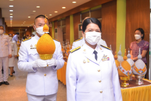 รักษาราชการแทนอธิการบดี มรท. และ คณบดี มนส. ร่วมพิธีวันเฉลิมพระชนมพรรษาสมเด็จพระนางเจ้าฯ พระบรมราชินี