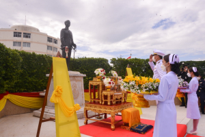 มรท.ร่วมพิธีวางพวงมาลาถวายราชสักการะวันคล้ายวันสวรรคต รัชกาลที่ 8