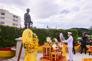 มรท.ร่วมพิธีวางพวงมาลาถวายราชสักการะวันคล้ายวันสวรรคต รัชกาลที่ 8