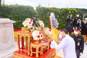 มรท.ร่วมพิธีวางพวงมาลาถวายราชสักการะวันคล้ายวันสวรรคต รัชกาลที่ 8
