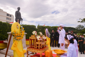 มรท.ร่วมพิธีวางพวงมาลาถวายราชสักการะวันคล้ายวันสวรรคต รัชกาลที่ 8