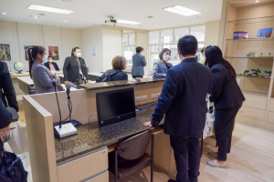 ผู้บริหาร มรท. นำคณาจารย์และบุคลากรศูนย์ภาษา ดูงานวิทยาลัยการจัดการอุตสาหกรรมบริการ มรภ.สวนสุนันทา วิทยาเขตนครปฐม เพื่อเตรียมความพร้อมการจัดตั้งวิทยาลัยนานาชาติ มรท.