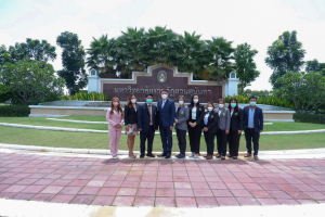 ผู้บริหาร มรท. นำคณาจารย์และบุคลากรศูนย์ภาษา ดูงานวิทยาลัยการจัดการอุตสาหกรรมบริการ มรภ.สวนสุนันทา วิทยาเขตนครปฐม เพื่อเตรียมความพร้อมการจัดตั้งวิทยาลัยนานาชาติ มรท.
