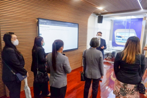 ผู้บริหาร มรท. นำคณาจารย์และบุคลากรศูนย์ภาษา ดูงานวิทยาลัยการจัดการอุตสาหกรรมบริการ มรภ.สวนสุนันทา วิทยาเขตนครปฐม เพื่อเตรียมความพร้อมการจัดตั้งวิทยาลัยนานาชาติ มรท.