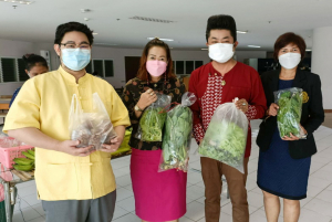 ศูนย์ส่งเสริมการจัดการศึกษาตามพระบรมราโชบาย มรท. อ.บางระจัน จ.สิงห์บุรี ออกบูธจำหน่ายผักปลอดสารพิษและผลผลิตทางการเกษตร