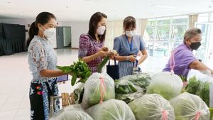 ศูนย์ส่งเสริมการจัดการศึกษาตามพระบรมราโชบาย มรท. อ.บางระจัน จ.สิงห์บุรี ออกบูธจำหน่ายผักปลอดสารพิษและผลผลิตทางการเกษตร