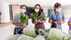 ศูนย์ส่งเสริมการจัดการศึกษาตามพระบรมราโชบาย มรท. อ.บางระจัน จ.สิงห์บุรี ออกบูธจำหน่ายผักปลอดสารพิษและผลผลิตทางการเกษตร