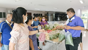 ศูนย์ส่งเสริมการจัดการศึกษาตามพระบรมราโชบาย มรท. อ.บางระจัน จ.สิงห์บุรี ออกบูธจำหน่ายผักปลอดสารพิษและผลผลิตทางการเกษตร
