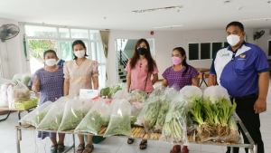 ศูนย์ส่งเสริมการจัดการศึกษาตามพระบรมราโชบาย มรท. อ.บางระจัน จ.สิงห์บุรี ออกบูธจำหน่ายผักปลอดสารพิษและผลผลิตทางการเกษตร