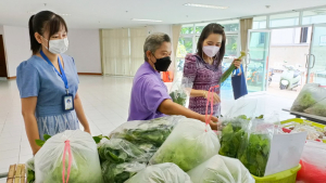 ศูนย์ส่งเสริมการจัดการศึกษาตามพระบรมราโชบาย มรท. อ.บางระจัน จ.สิงห์บุรี ออกบูธจำหน่ายผักปลอดสารพิษและผลผลิตทางการเกษตร