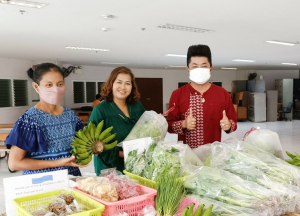ศูนย์ส่งเสริมการจัดการศึกษาตามพระบรมราโชบาย มรท. อ.บางระจัน จ.สิงห์บุรี ออกบูธจำหน่ายผักปลอดสารพิษและผลผลิตทางการเกษตร