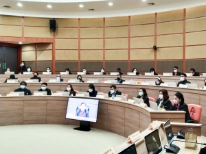อธิการบดี มรท. นำคณะผู้บริหาร และบุคลากร มรภ.เทพสตรี ศึกษาดูงานแนวทางการดำเนินกิจกรรมวิศวกรสังคม ระบบงานวิชาการ การจัดทำตัวชี้วัดการขับเคลื่อนยุทธศาสตร์มหาวิทยาลัย และการดูงานวิทยาลัยนานาชาติ ของ มรภ.สุราษฎร์ธานี