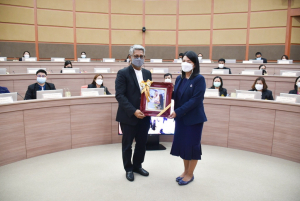 อธิการบดี มรท. นำคณะผู้บริหาร และบุคลากร มรภ.เทพสตรี ศึกษาดูงานแนวทางการดำเนินกิจกรรมวิศวกรสังคม ระบบงานวิชาการ การจัดทำตัวชี้วัดการขับเคลื่อนยุทธศาสตร์มหาวิทยาลัย และการดูงานวิทยาลัยนานาชาติ ของ มรภ.สุราษฎร์ธานี