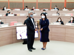 อธิการบดี มรท. นำคณะผู้บริหาร และบุคลากร มรภ.เทพสตรี ศึกษาดูงานแนวทางการดำเนินกิจกรรมวิศวกรสังคม ระบบงานวิชาการ การจัดทำตัวชี้วัดการขับเคลื่อนยุทธศาสตร์มหาวิทยาลัย และการดูงานวิทยาลัยนานาชาติ ของ มรภ.สุราษฎร์ธานี