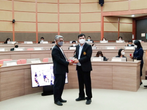 อธิการบดี มรท. นำคณะผู้บริหาร และบุคลากร มรภ.เทพสตรี ศึกษาดูงานแนวทางการดำเนินกิจกรรมวิศวกรสังคม ระบบงานวิชาการ การจัดทำตัวชี้วัดการขับเคลื่อนยุทธศาสตร์มหาวิทยาลัย และการดูงานวิทยาลัยนานาชาติ ของ มรภ.สุราษฎร์ธานี