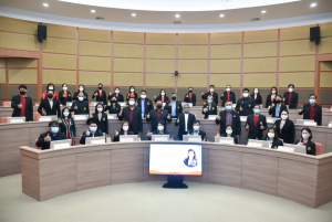 อธิการบดี มรท. นำคณะผู้บริหาร และบุคลากร มรภ.เทพสตรี ศึกษาดูงานแนวทางการดำเนินกิจกรรมวิศวกรสังคม ระบบงานวิชาการ การจัดทำตัวชี้วัดการขับเคลื่อนยุทธศาสตร์มหาวิทยาลัย และการดูงานวิทยาลัยนานาชาติ ของ มรภ.สุราษฎร์ธานี