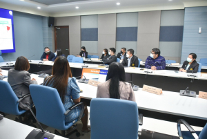 อธิการบดี มรท. นำคณะผู้บริหาร และบุคลากร มรภ.เทพสตรี ศึกษาดูงานแนวทางการดำเนินกิจกรรมวิศวกรสังคม ระบบงานวิชาการ การจัดทำตัวชี้วัดการขับเคลื่อนยุทธศาสตร์มหาวิทยาลัย และการดูงานวิทยาลัยนานาชาติ ของ มรภ.สุราษฎร์ธานี