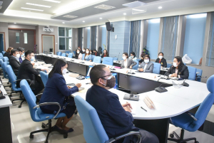 อธิการบดี มรท. นำคณะผู้บริหาร และบุคลากร มรภ.เทพสตรี ศึกษาดูงานแนวทางการดำเนินกิจกรรมวิศวกรสังคม ระบบงานวิชาการ การจัดทำตัวชี้วัดการขับเคลื่อนยุทธศาสตร์มหาวิทยาลัย และการดูงานวิทยาลัยนานาชาติ ของ มรภ.สุราษฎร์ธานี