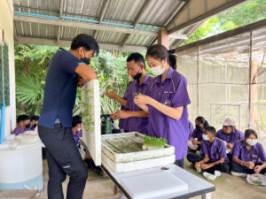 จ่าจังหวัดสิงห์บุรี นำครูและนักเรียนโครงการปลูกฝังจิตสำนึกรักสามัคคีและส่งเสริมความปรองดองสมานฉันท์ เยี่ยมชมศูนย์ส่งเสริมการจัดการศึกษาตามพระบรมราโชบาย มรท. อ.บางระจัน จ.สิงห์บุรี