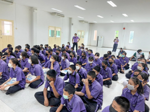 จ่าจังหวัดสิงห์บุรี นำครูและนักเรียนโครงการปลูกฝังจิตสำนึกรักสามัคคีและส่งเสริมความปรองดองสมานฉันท์ เยี่ยมชมศูนย์ส่งเสริมการจัดการศึกษาตามพระบรมราโชบาย มรท. อ.บางระจัน จ.สิงห์บุรี