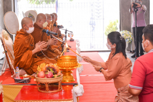สำนักศิลปะและวัฒนธรรมจัดพิธีทำบุญทอดผ้าป่าข้าวสารอาหารแห้งช่วยเหลือผู้ประสบอุทกภัย และผู้ยากไร้ในจังหวัดลพบุรี