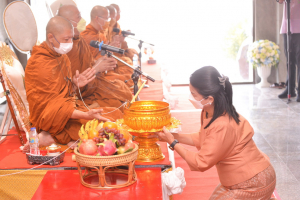 สำนักศิลปะและวัฒนธรรมจัดพิธีทำบุญทอดผ้าป่าข้าวสารอาหารแห้งช่วยเหลือผู้ประสบอุทกภัย และผู้ยากไร้ในจังหวัดลพบุรี