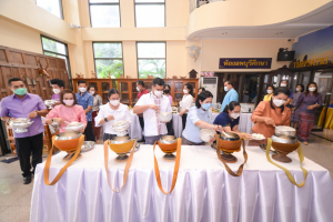 สำนักศิลปะและวัฒนธรรมจัดพิธีทำบุญทอดผ้าป่าข้าวสารอาหารแห้งช่วยเหลือผู้ประสบอุทกภัย และผู้ยากไร้ในจังหวัดลพบุรี
